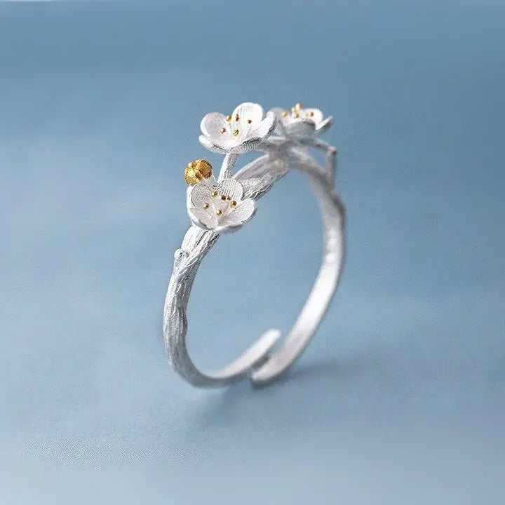Adjustable ring with white petals in silver